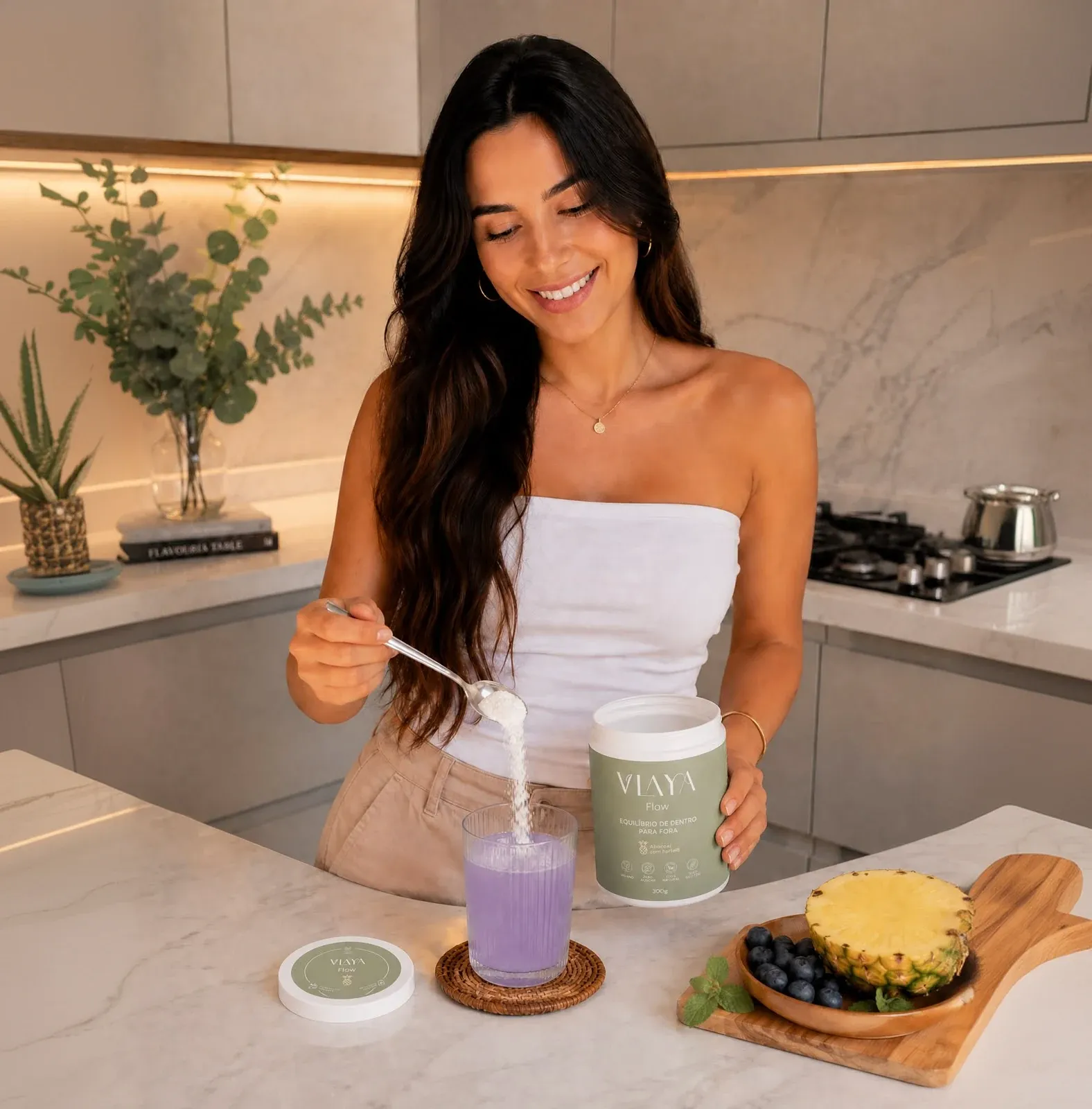 Mulher preparando o ritual VLAYA FLOW na cozinha