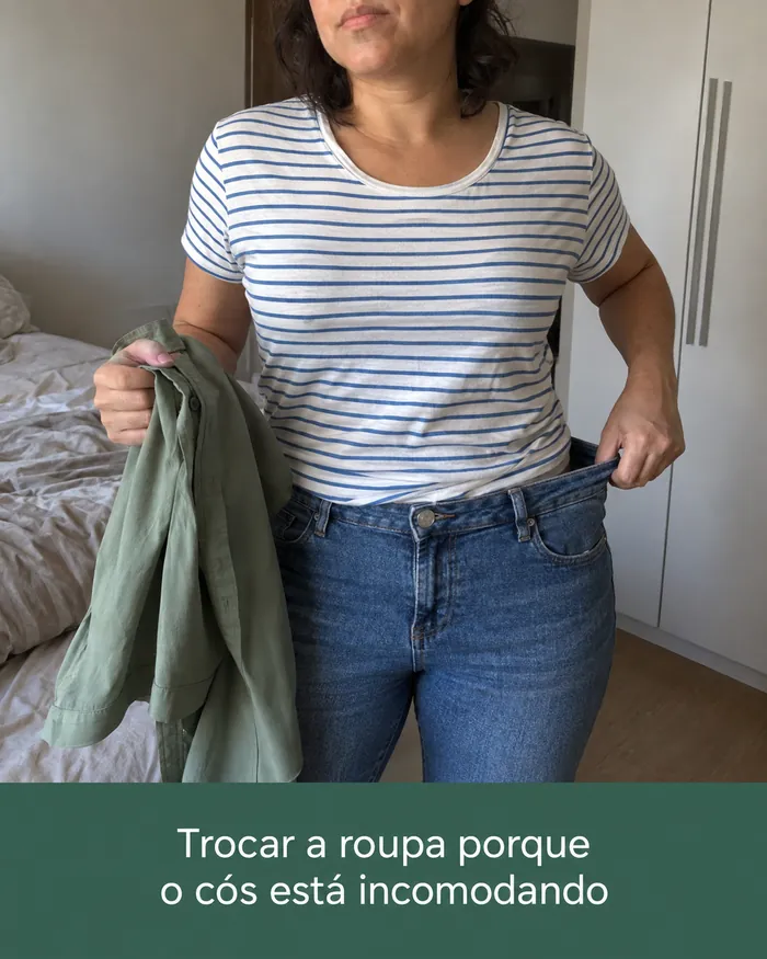 Mulher trocando de roupa porque o cós da calça está incomodando