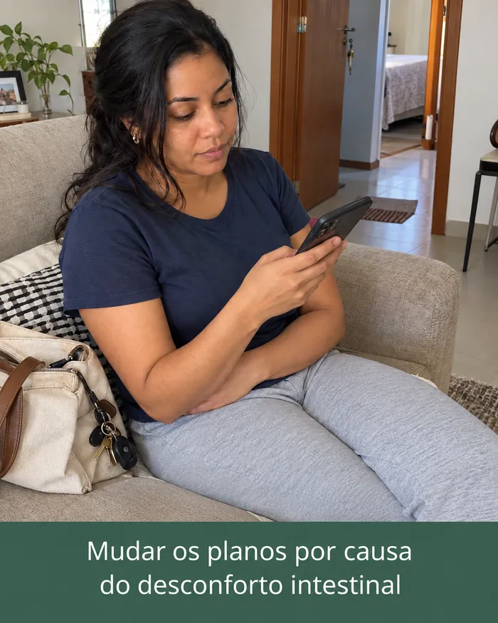 Mulher no sofá mudando os planos por causa do desconforto intestinal
